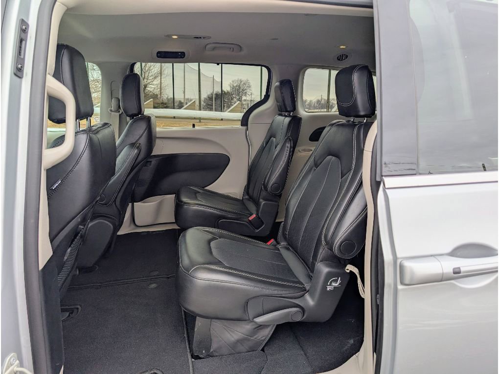 Used 2024 Chrysler Pacifica Touring-L image 16