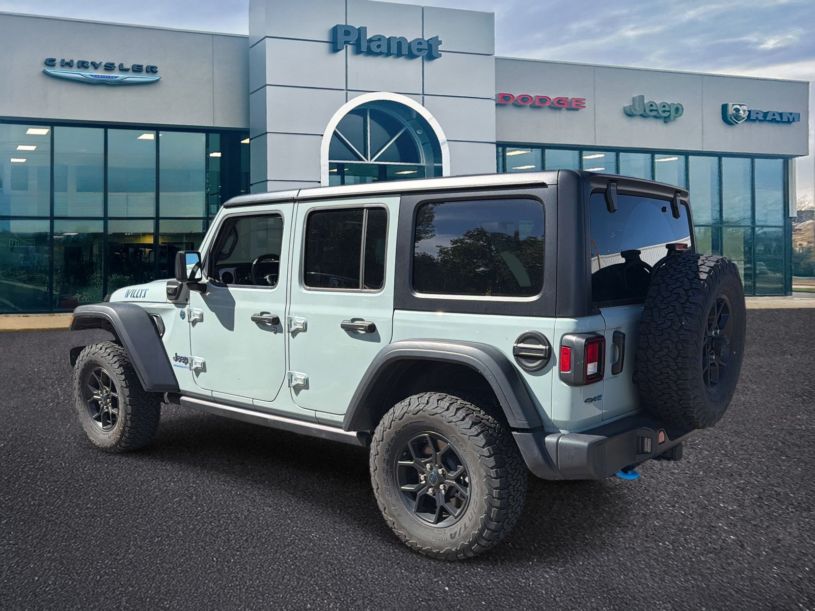 Used 2024 Jeep Wrangler Unlimited AWD/4WD image 3