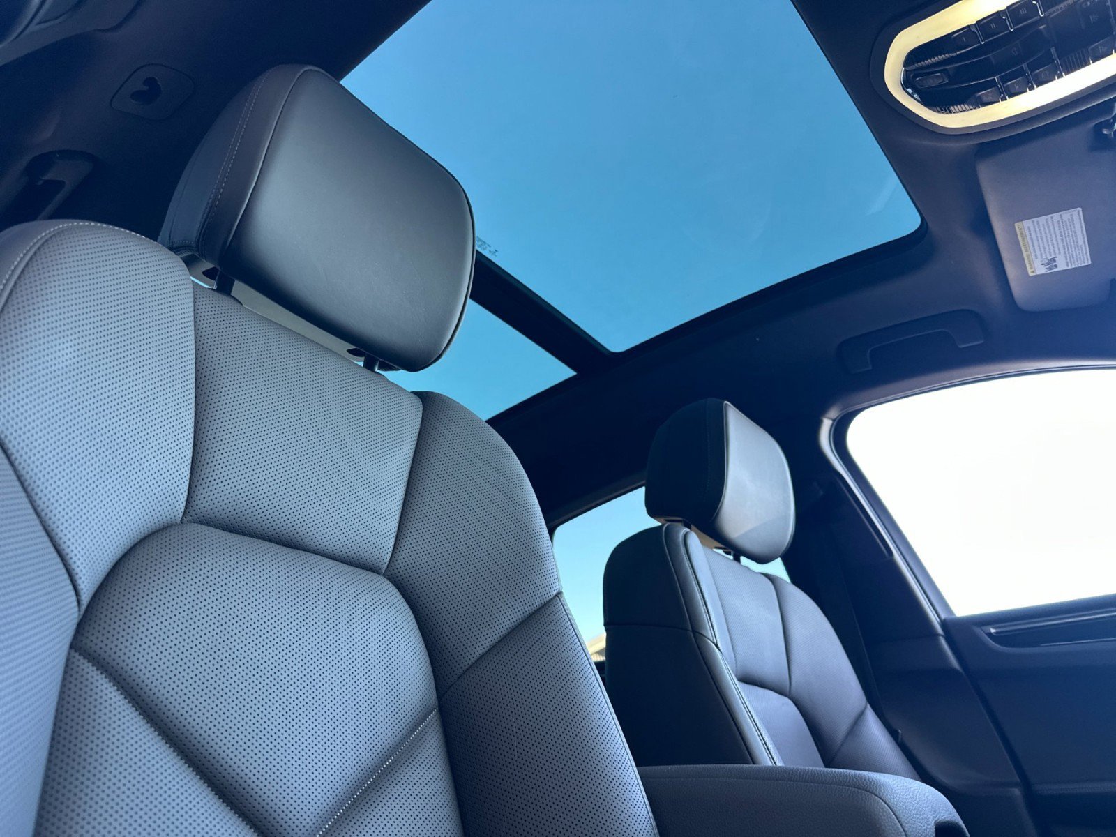 Used 2022 Porsche Macan w/ Premium Package Plus image 17