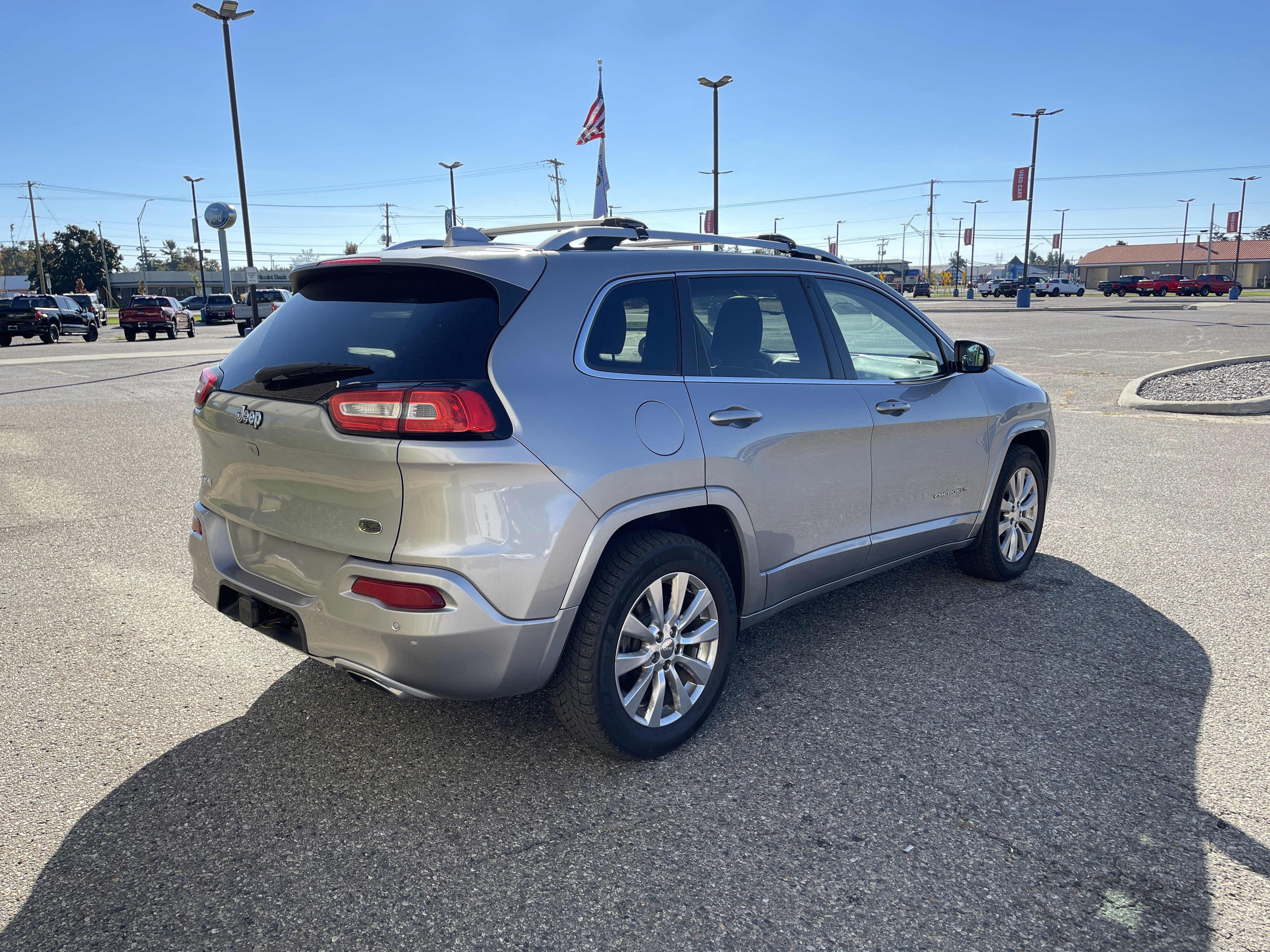 Used 2017 Jeep Cherokee Overland w/ Trailer Tow Prep Group AWD/4WD image 4