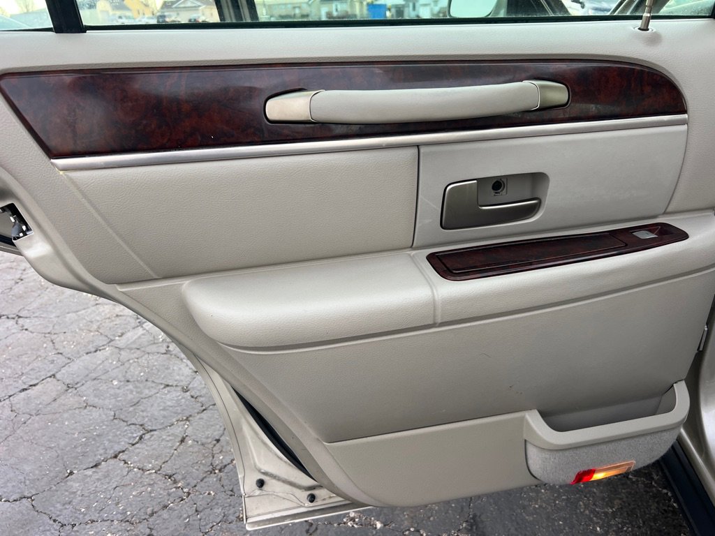 Used 2009 Lincoln Town Car Signature Limited image 12