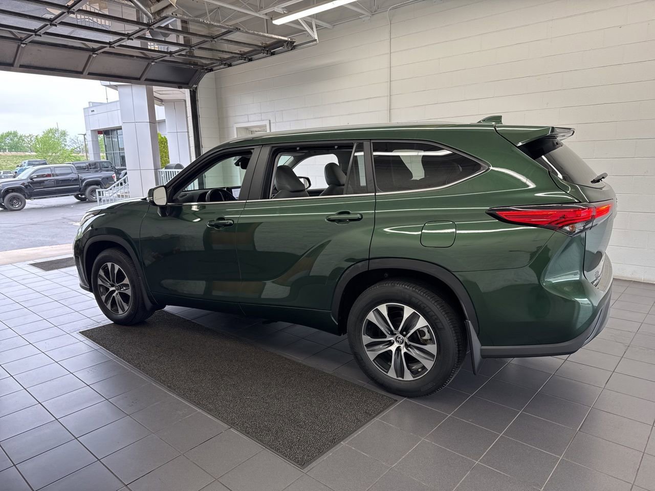 Used 2023 Toyota Highlander XLE image 5