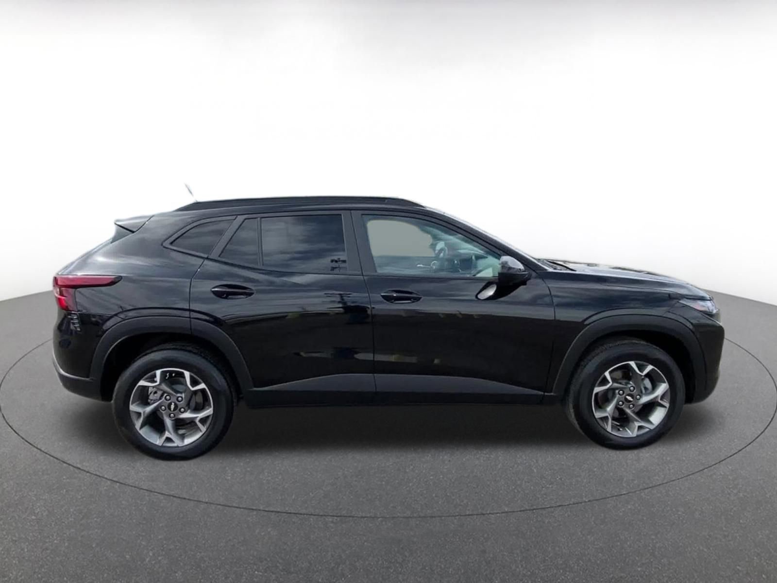 Used 2025 Chevrolet Trax LT w/ LT Convenience Package FWD image 16
