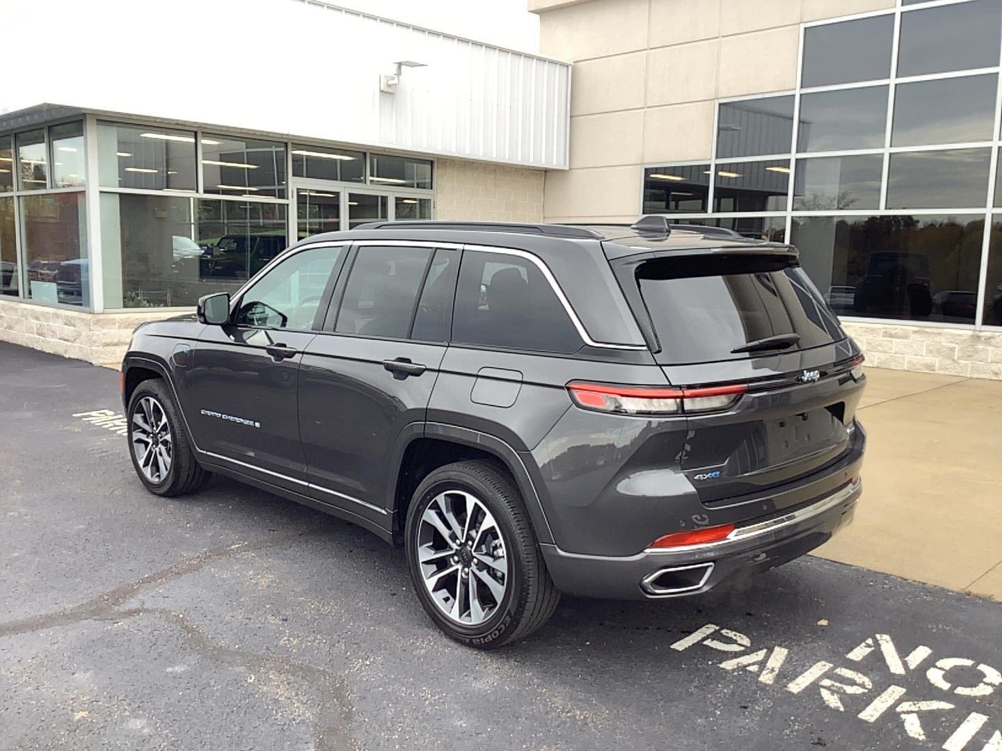 Used 2024 Jeep Grand Cherokee Overland AWD/4WD image 7