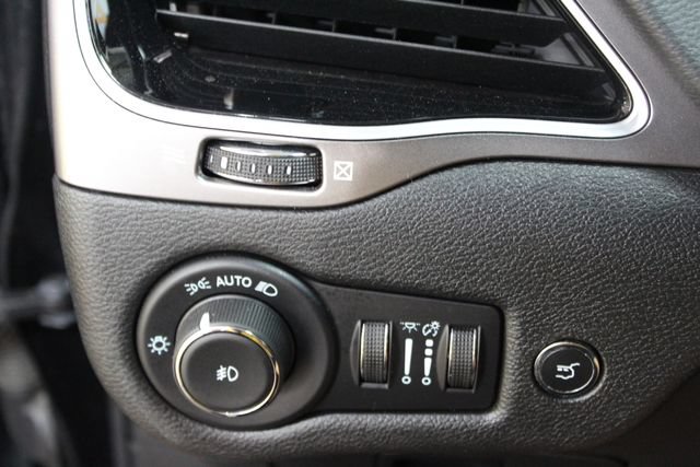 Used 2021 Jeep Cherokee Limited w/ Elite Package AWD/4WD image 15