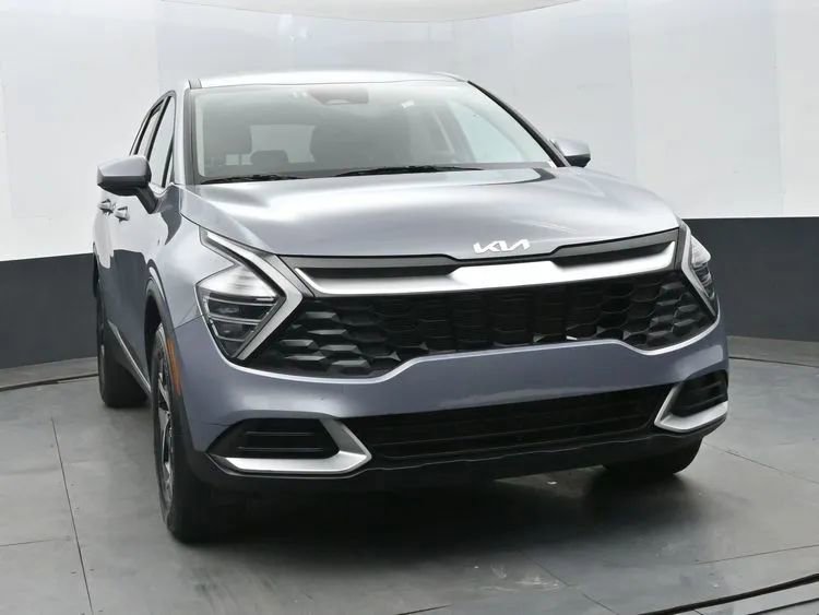 Used 2025 Kia Sportage LX image 3
