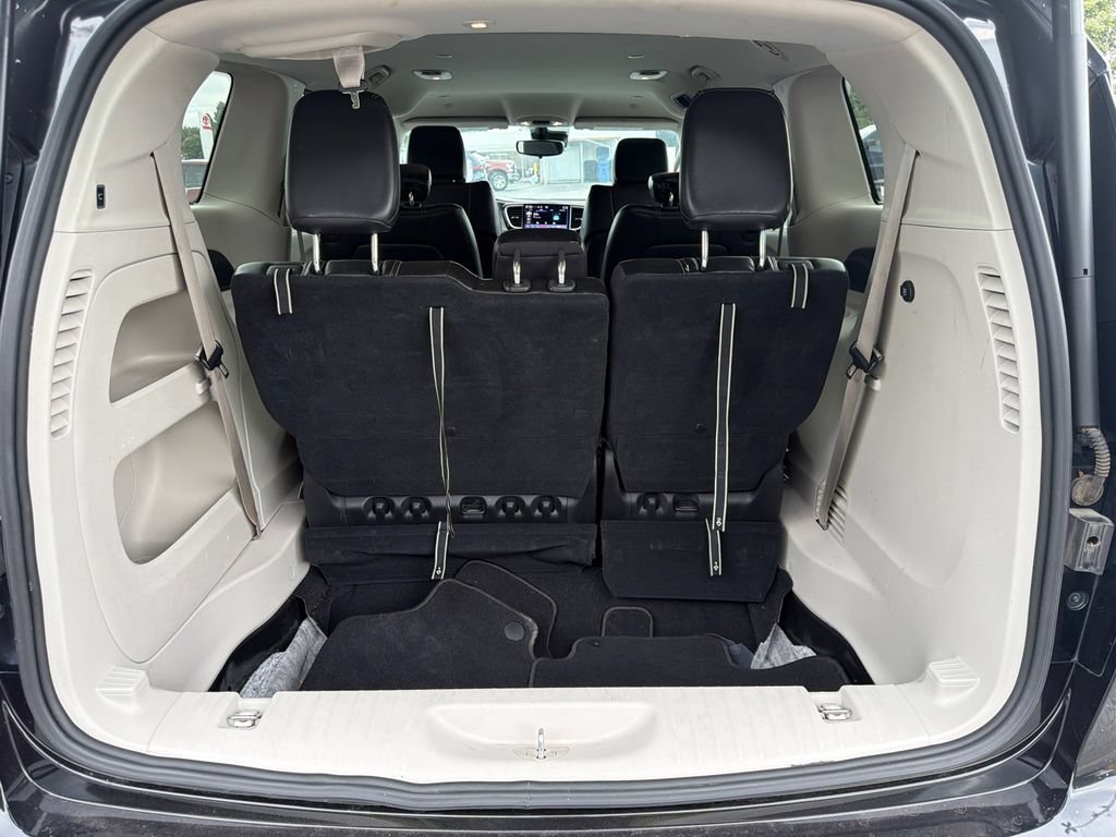 Used 2023 Chrysler Pacifica Touring-L FWD image 22