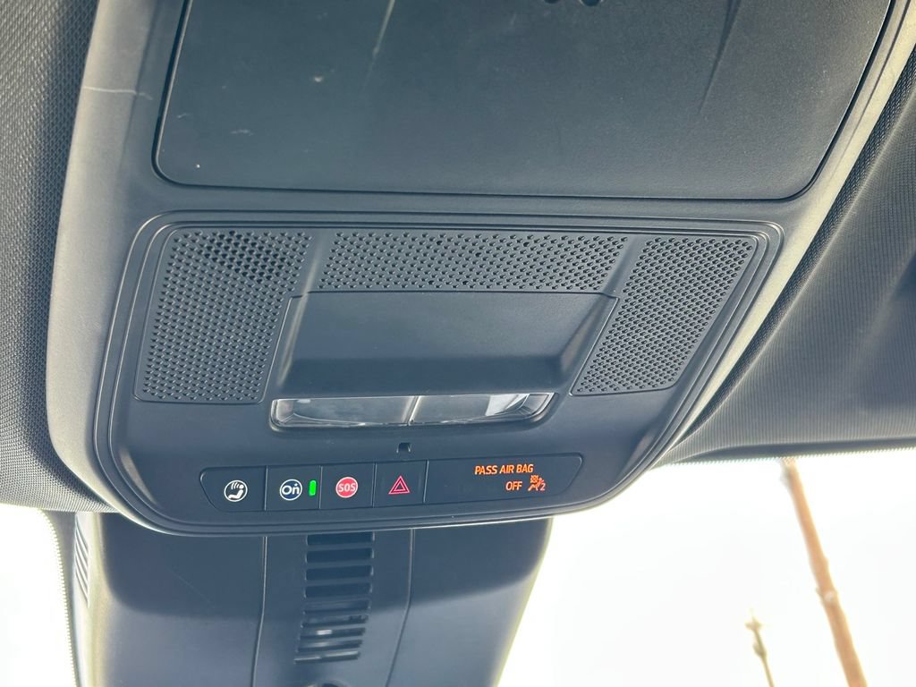 Used 2025 Chevrolet Traverse LT FWD image 18