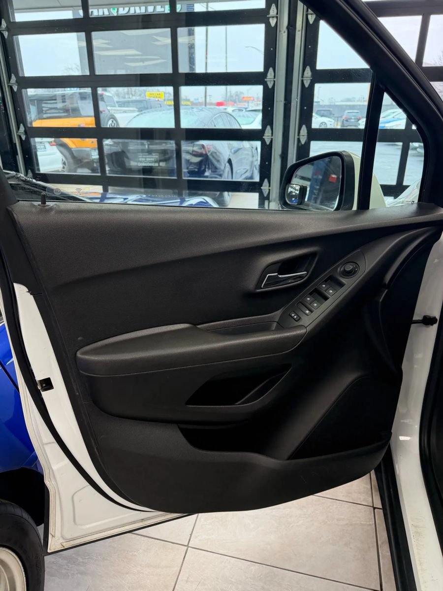 Used 2019 Chevrolet Trax LT w/ LT Convenience Package FWD image 15