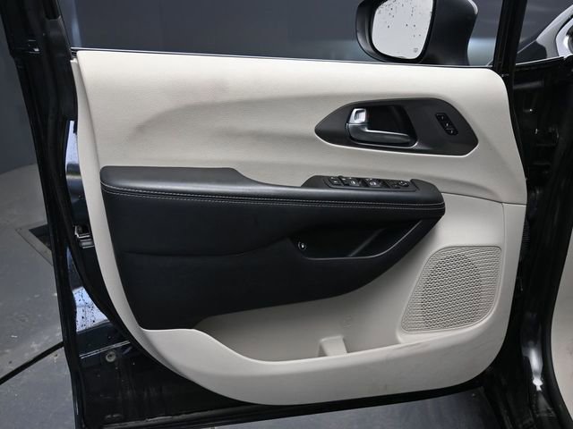Used 2023 Chrysler Pacifica Touring-L FWD image 13