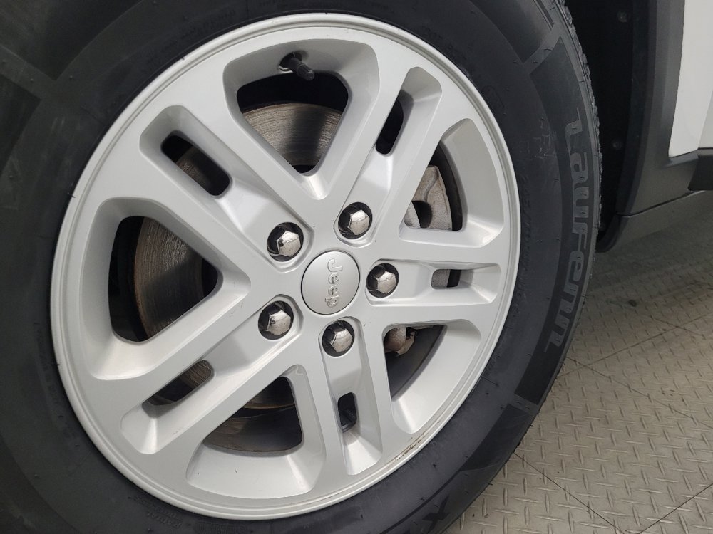 Used 2023 Jeep Grand Cherokee Laredo w/ Luxury Tech Group I image 31