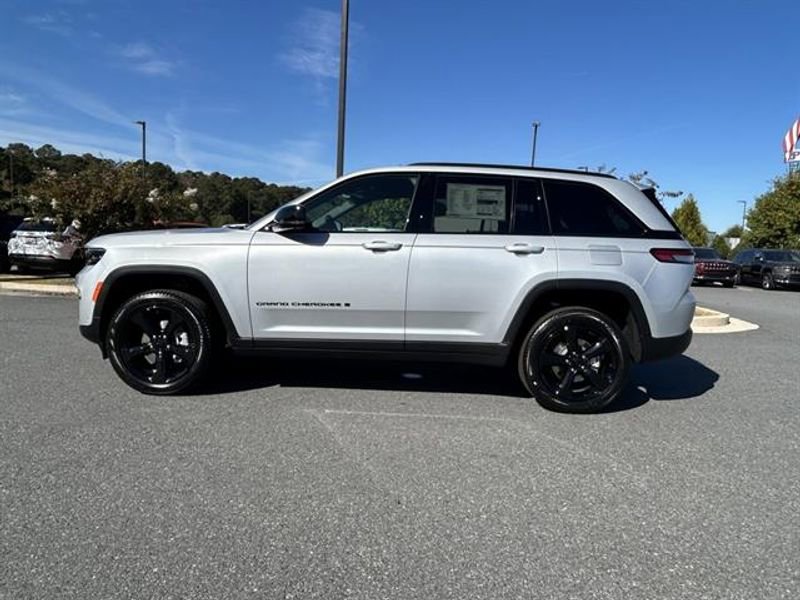 New 2025 Jeep Grand Cherokee Limited w/ Luxury Tech Group II RWD image 5