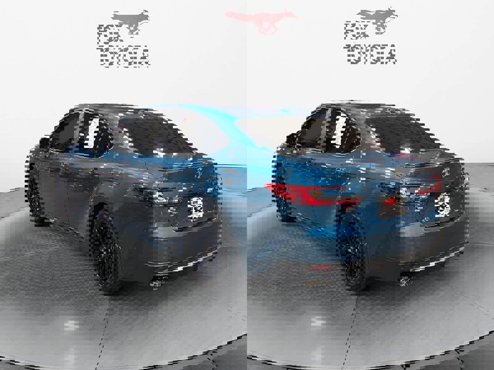 Used 2025 Toyota Camry SE image 3