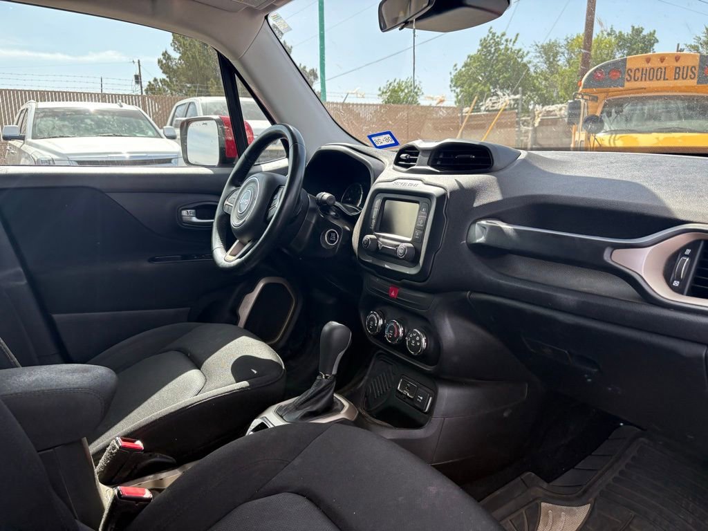 Used 2017 Jeep Renegade Latitude FWD image 9
