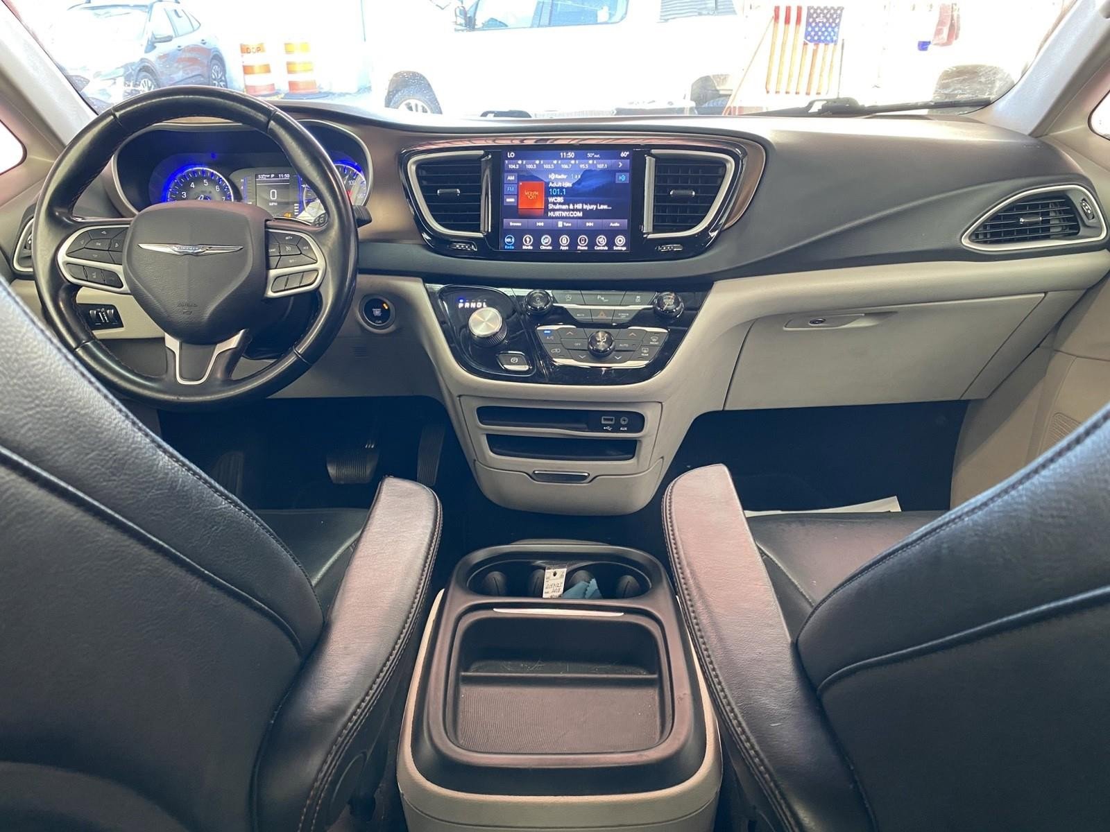 Used 2018 Chrysler Pacifica Touring-L w/ Premium Audio Group image 13