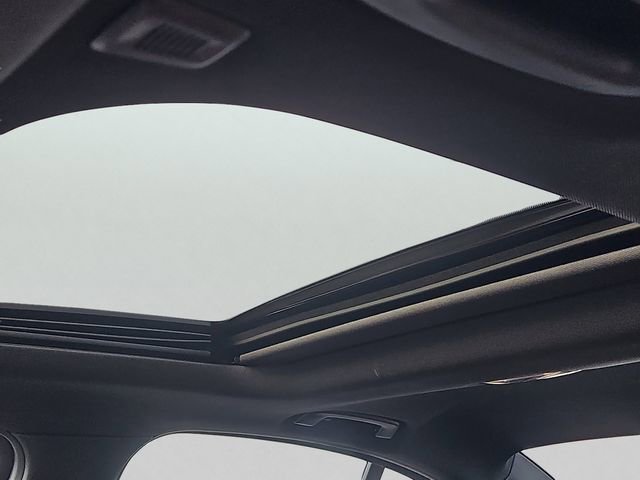 Used 2022 BMW 330i xDrive Sedan w/ Driving Assistance Package image 15