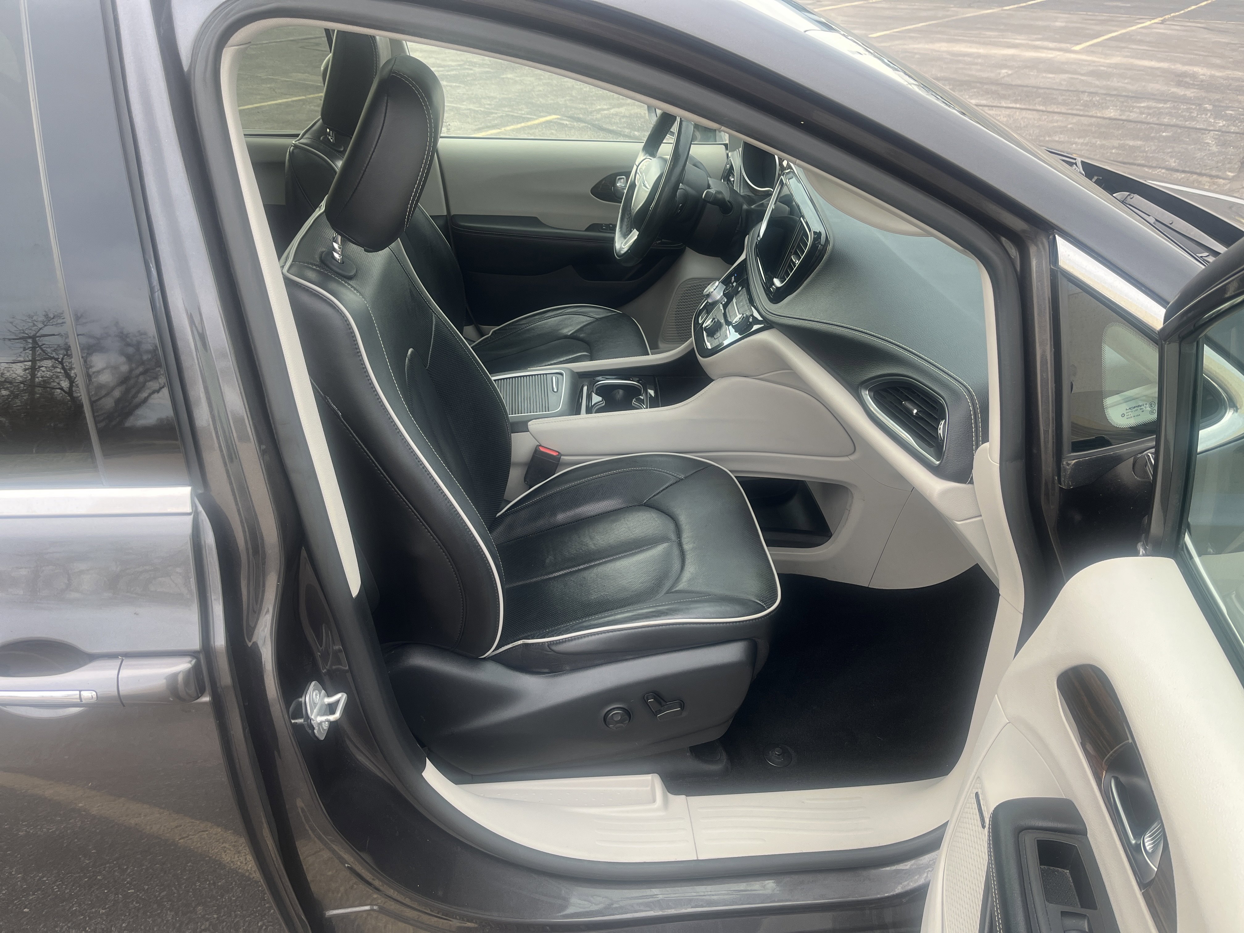Used 2022 Chrysler Pacifica Limited FWD image 20