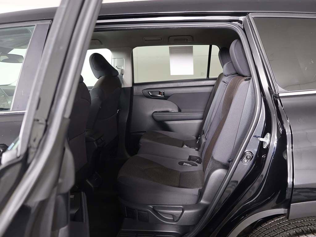 Used 2024 Toyota Highlander LE image 29