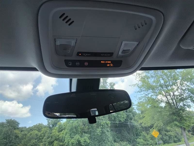 Used 2020 Chevrolet Traverse LT image 24