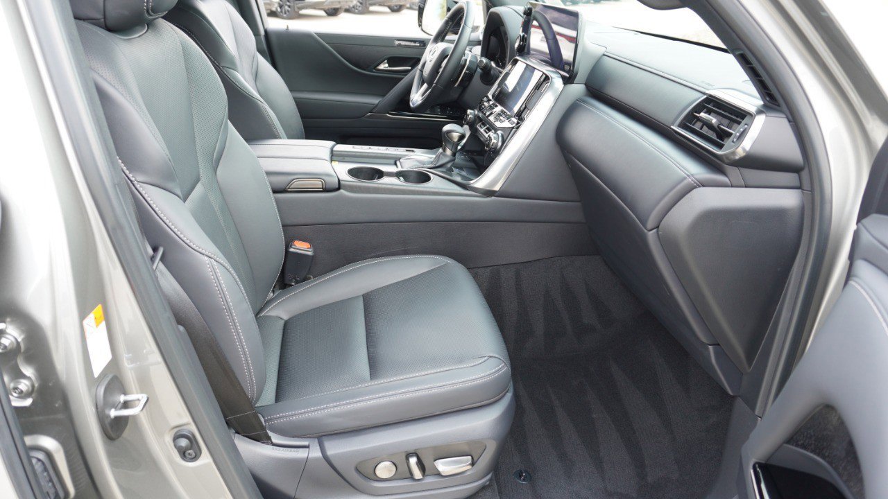Used 2024 Lexus LX 600 4WD w/ Luxury Package image 14