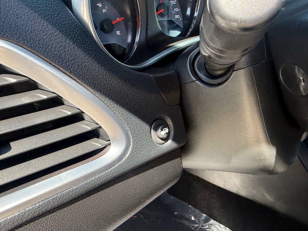 Used 2013 Dodge Avenger SE FWD image 14
