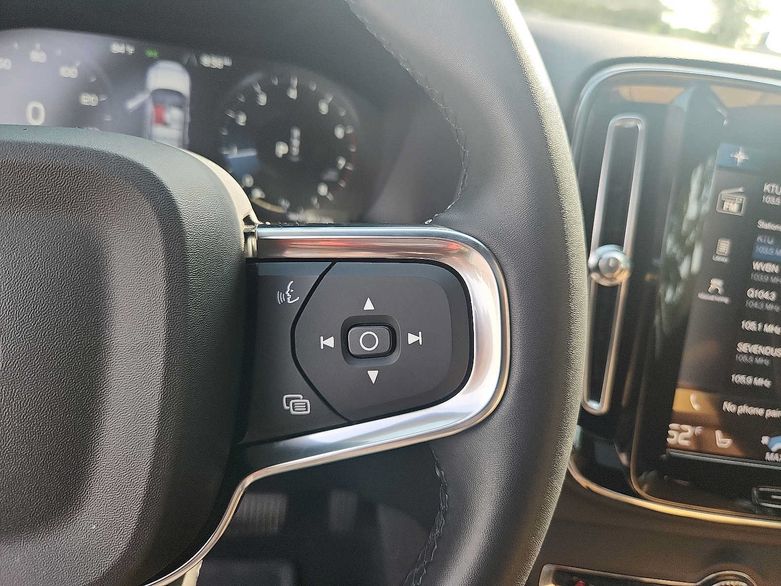 Certified 2022 Volvo XC40 T5 Inscription AWD/4WD image 21