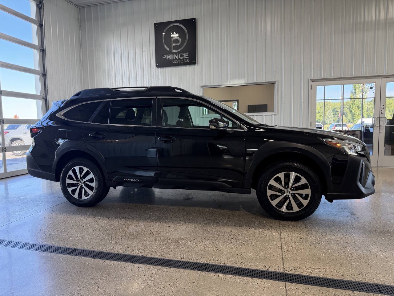 Used 2023 Subaru Outback Premium AWD/4WD image 3