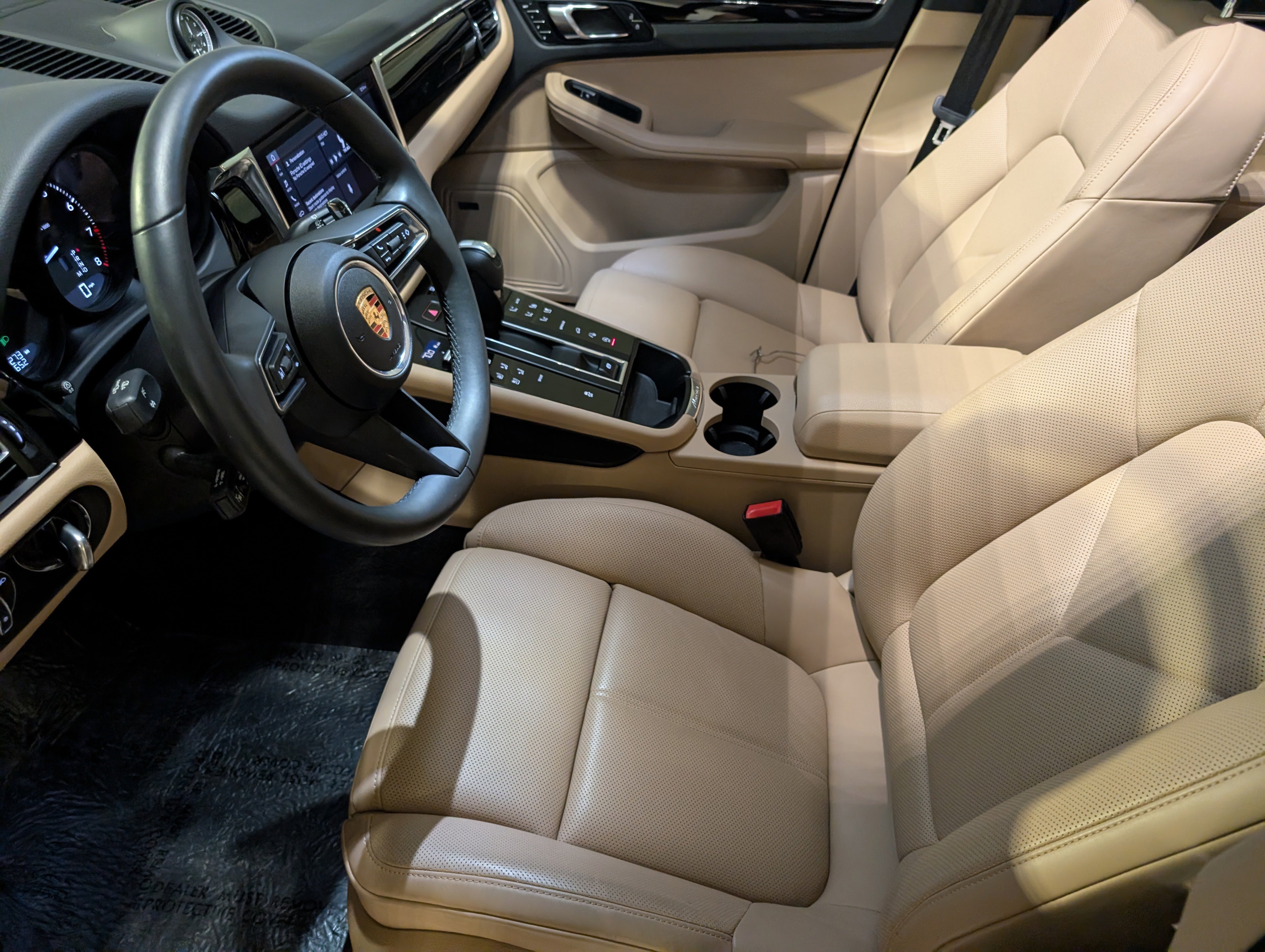 Certified 2025 Porsche Macan image 5