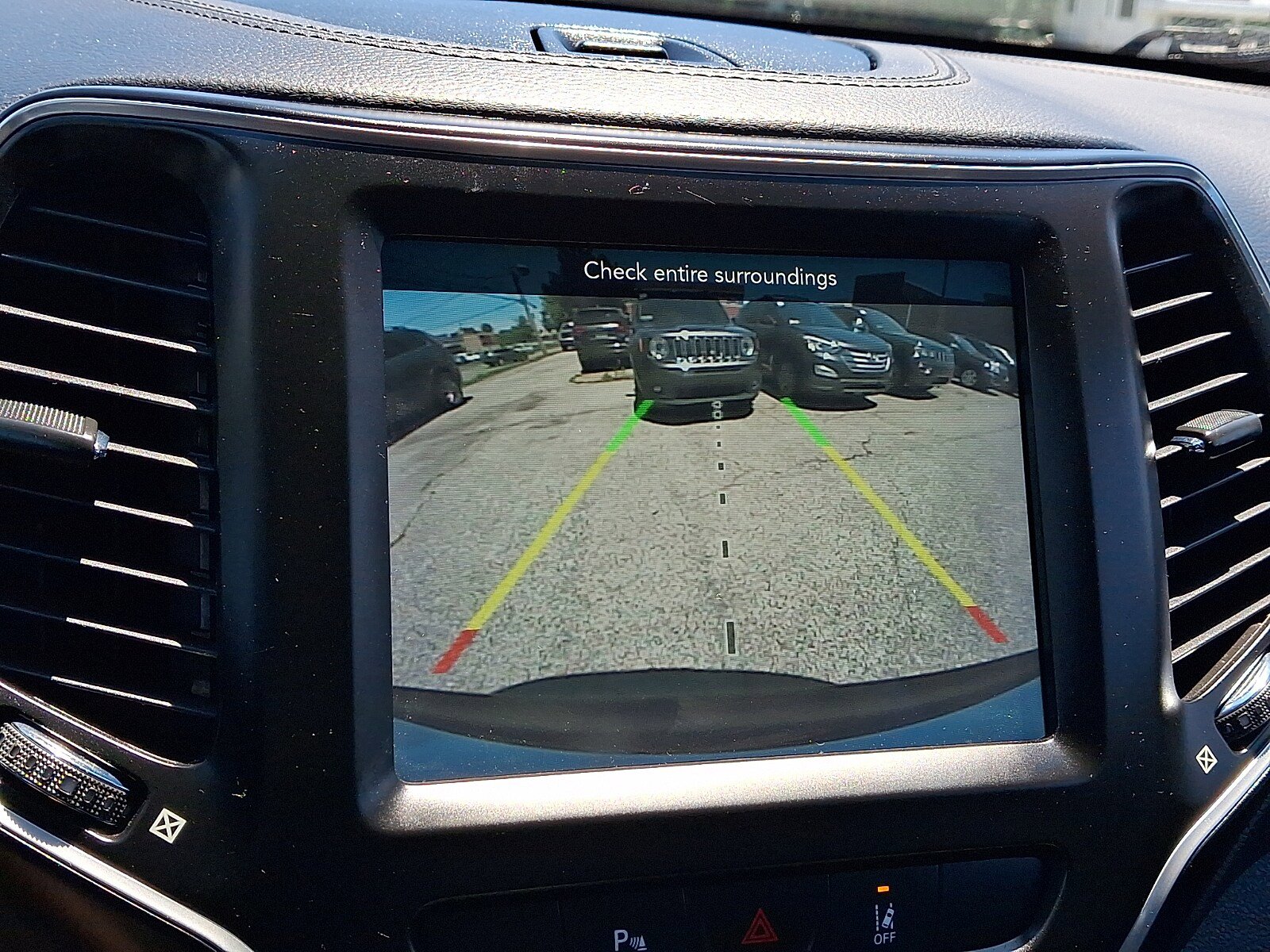 Used 2021 Jeep Cherokee Latitude Lux w/ Comfort/Convenience Group AWD/4WD image 17