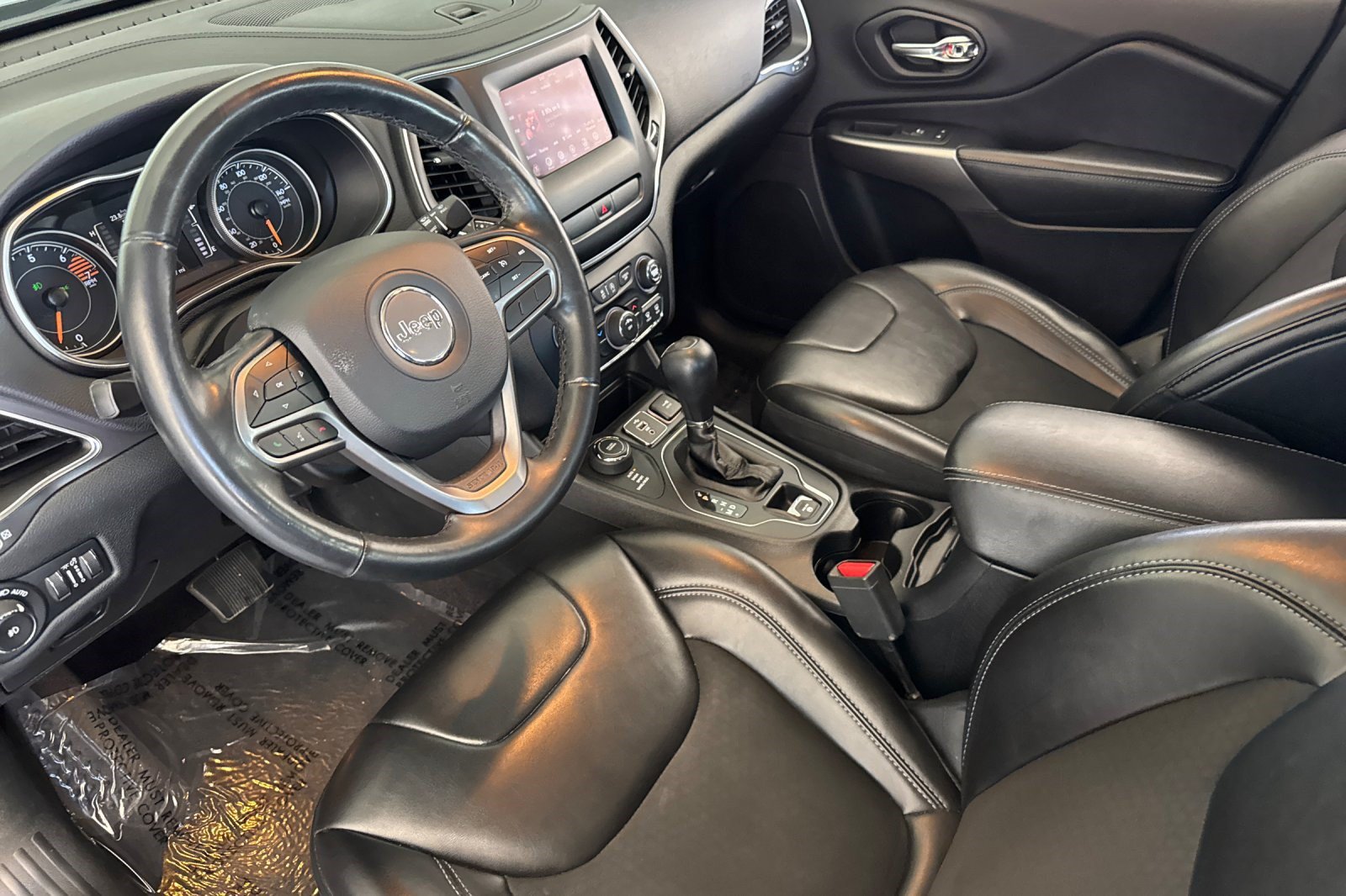 Used 2019 Jeep Cherokee Latitude Plus AWD/4WD image 4