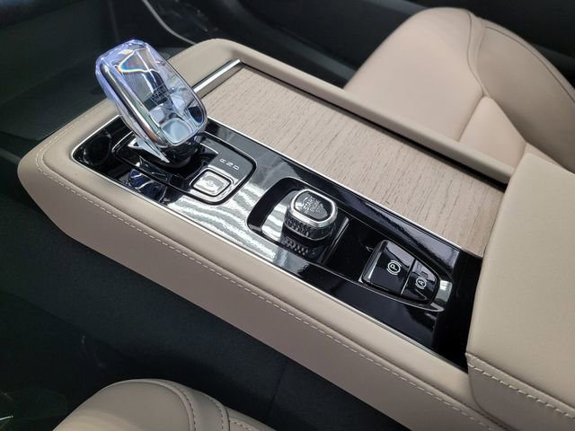 New 2026 Volvo XC90 B6 Plus w/ Protection Package Premier AWD/4WD image 17