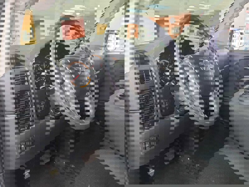 Used 2015 Nissan Titan SV image 9