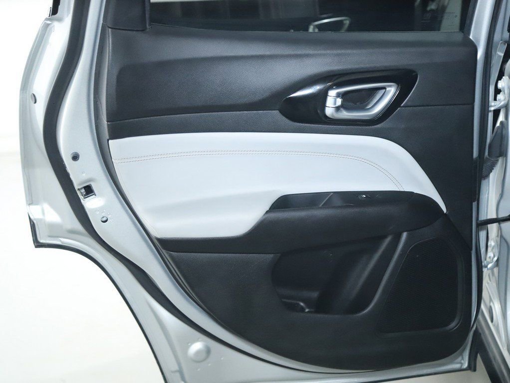 Used 2025 Jeep Compass Limited image 13