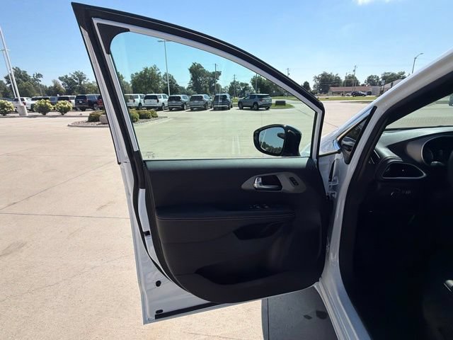 New 2027 Chrysler Pacifica Select FWD image 11