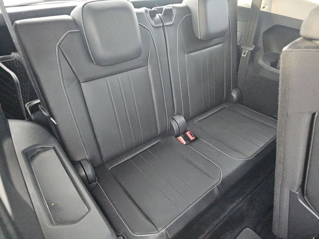 Used 2023 Volkswagen Tiguan SE w/ Panoramic Sunroof Package FWD image 9