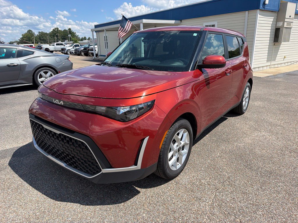 Used 2024 Kia Soul LX w/ Option Group 015 FWD image 1