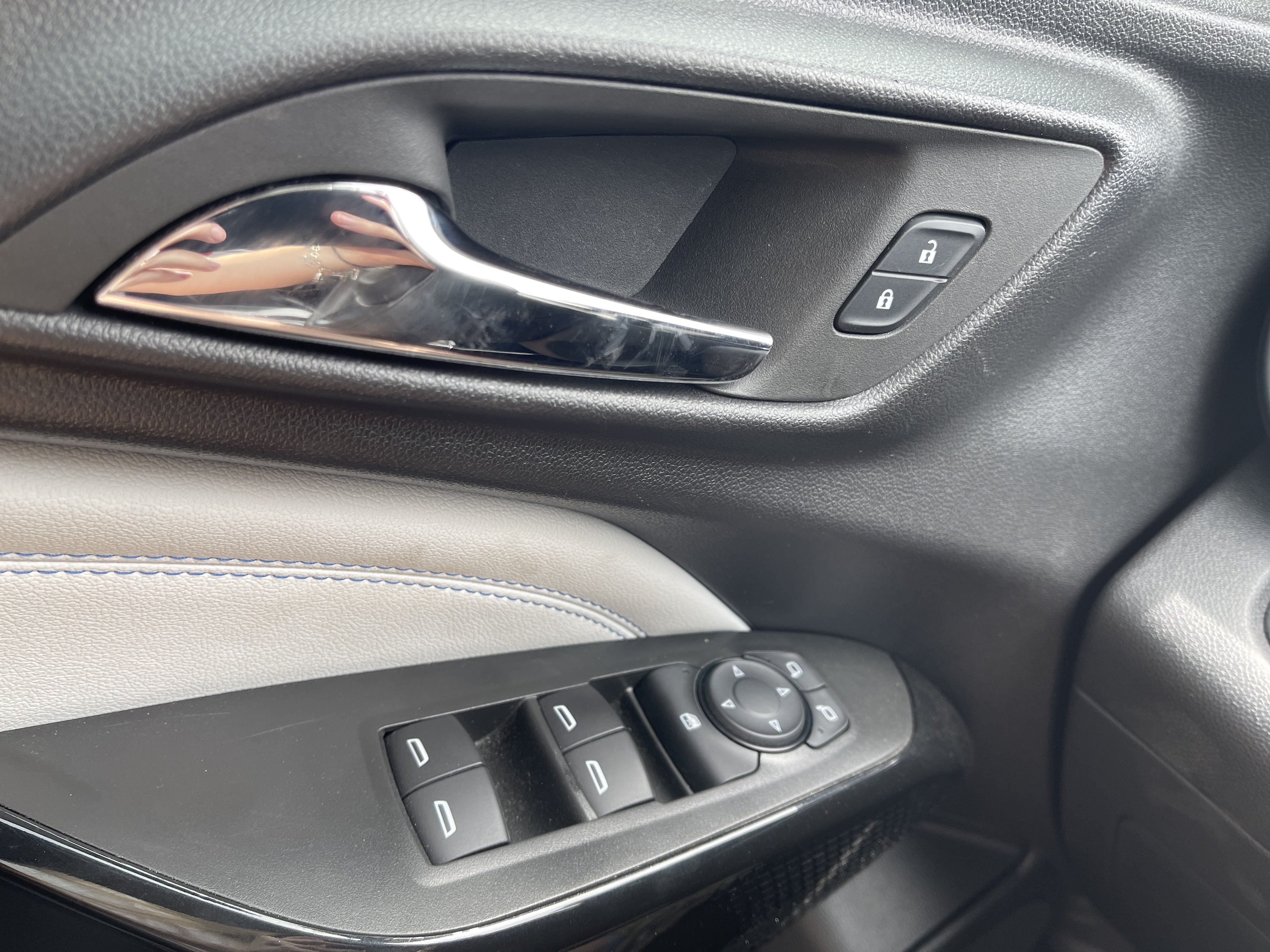 Used 2025 Chevrolet Trax LT FWD image 22