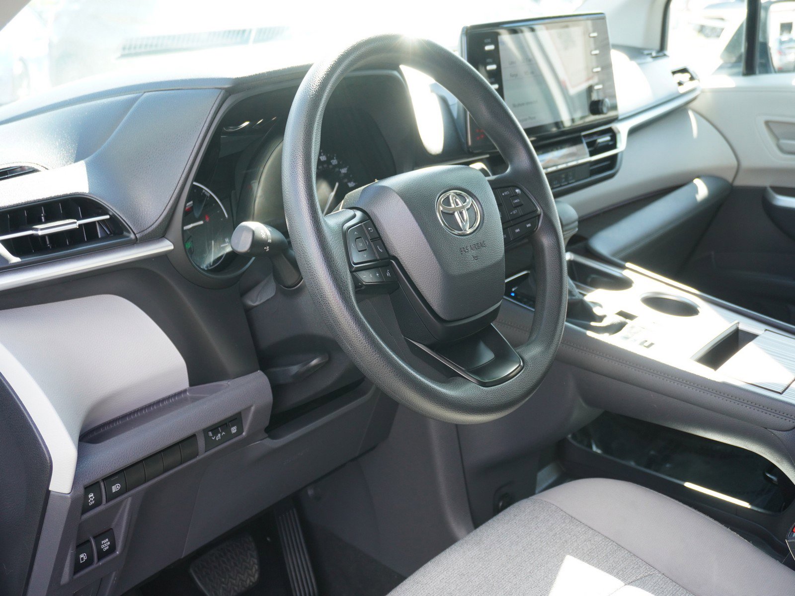 Used 2024 Toyota Sienna LE image 21