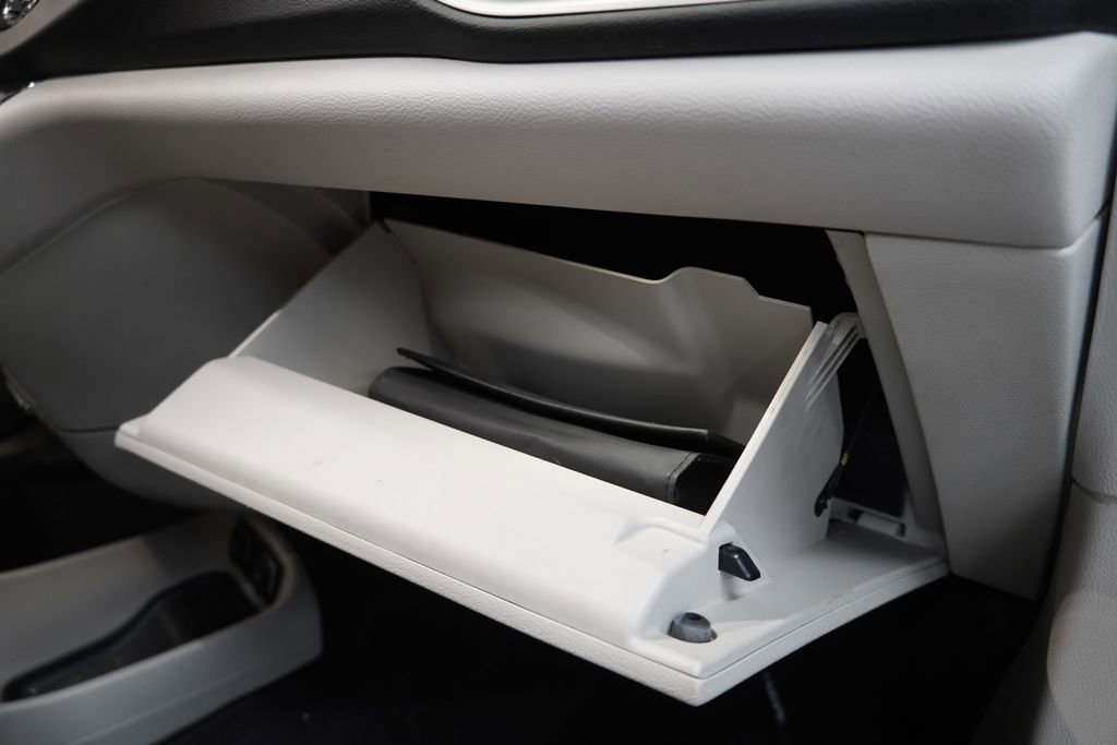 Used 2018 Chrysler Pacifica Touring-L FWD image 34