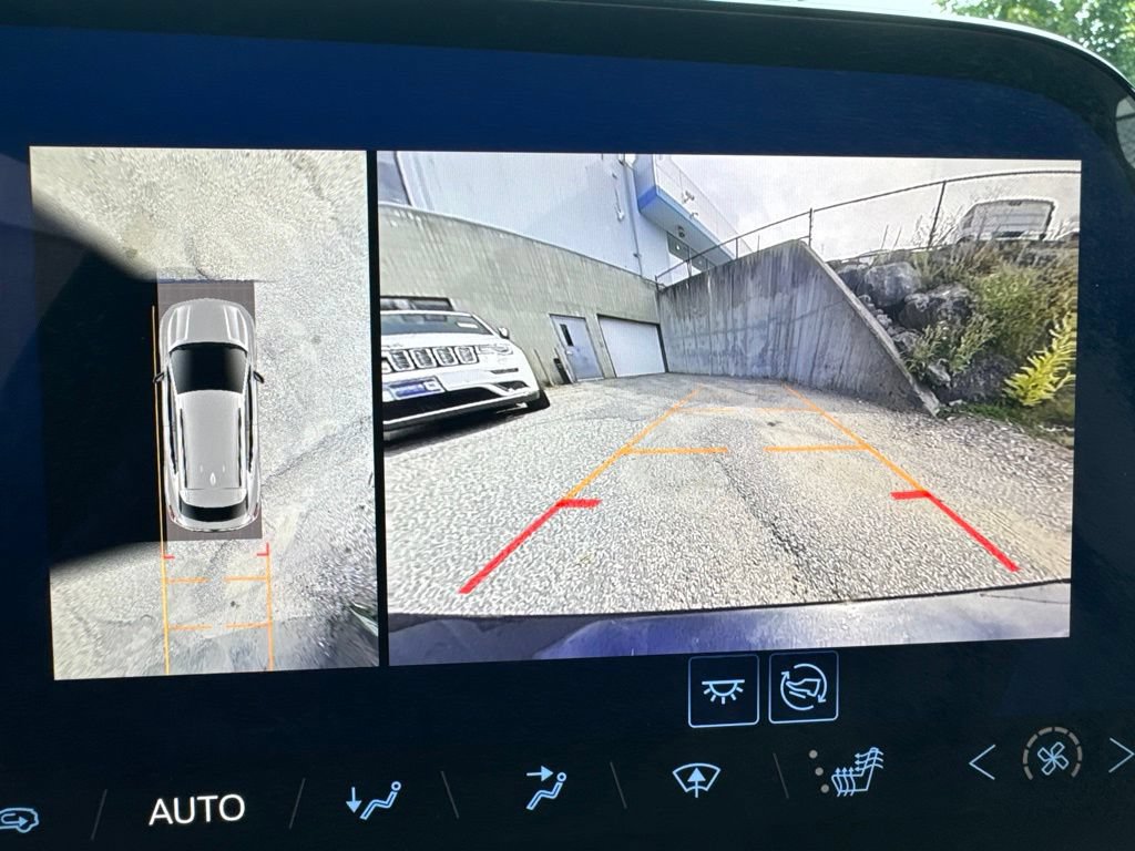 Used 2024 Chevrolet Equinox EV LT FWD image 27