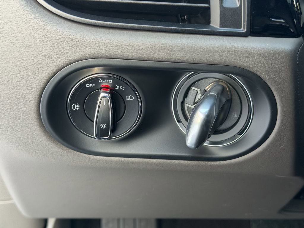 Used 2024 Porsche Macan BASE image 29