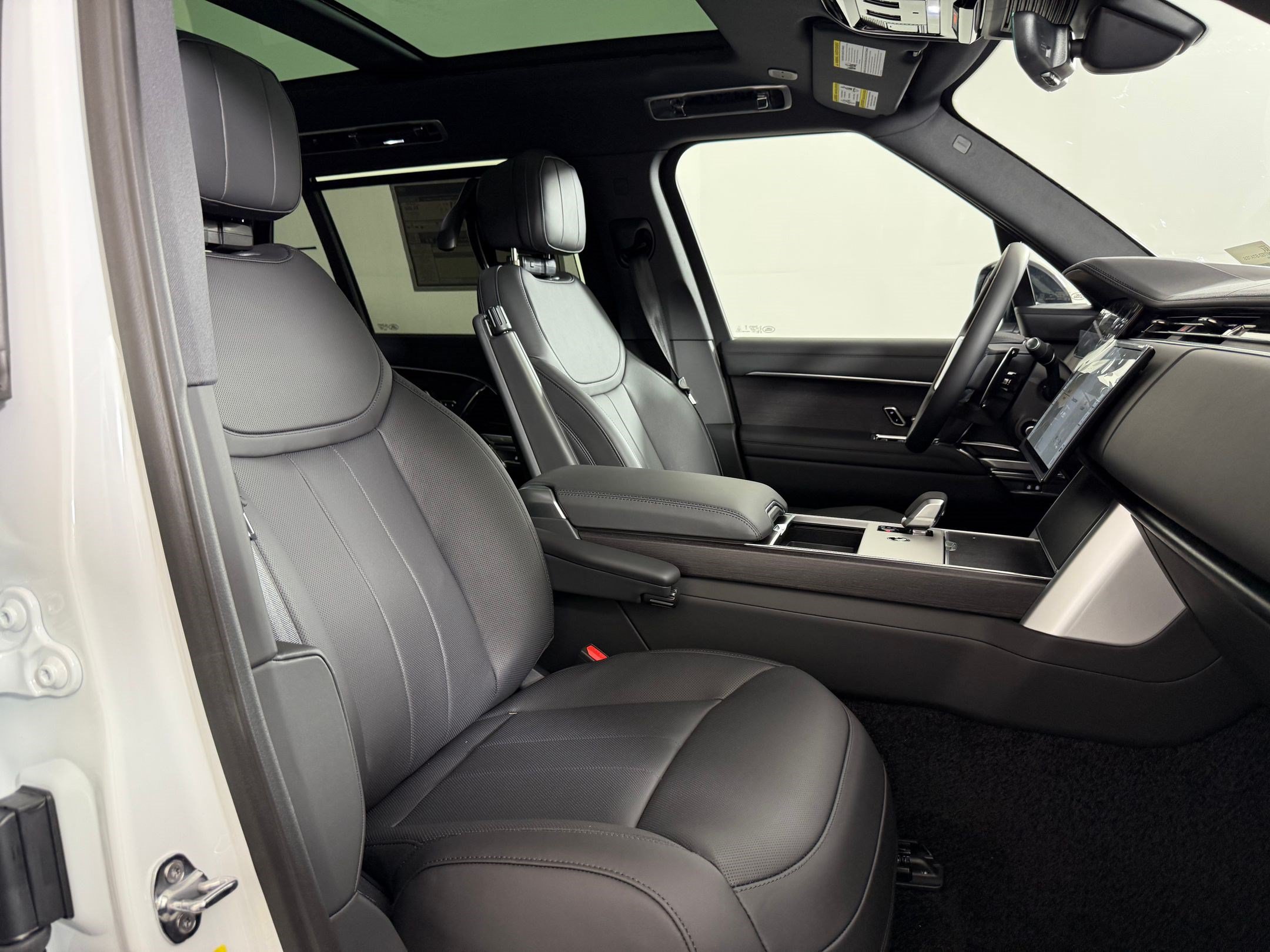 New 2026 Land Rover Range Rover Long Wheelbase SE AWD/4WD image 25
