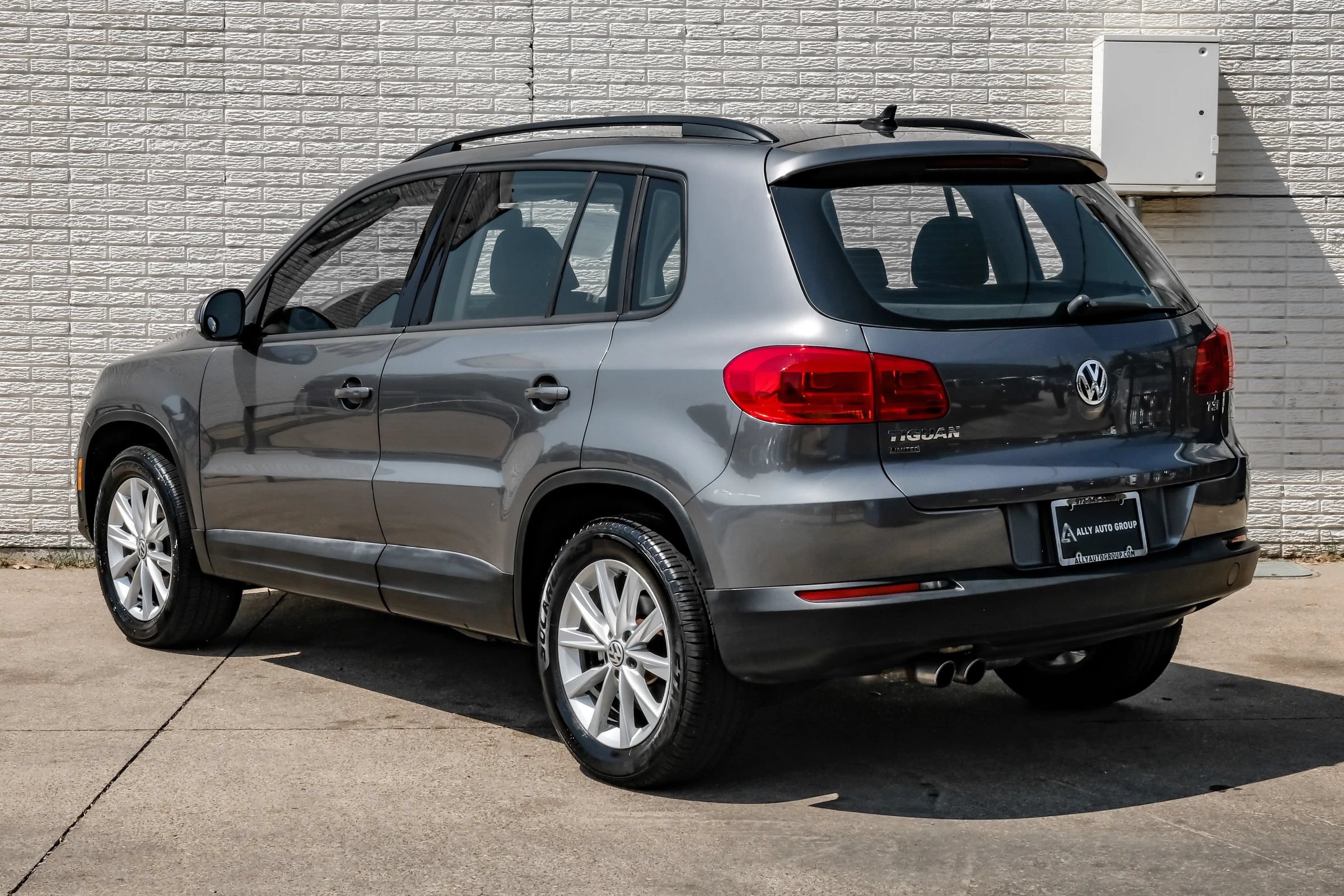 Used 2018 Volkswagen Tiguan Limited w/ Premium Package FWD image 9