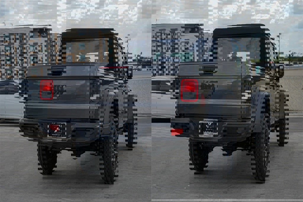 Used 2024 Jeep Gladiator Sport image 7