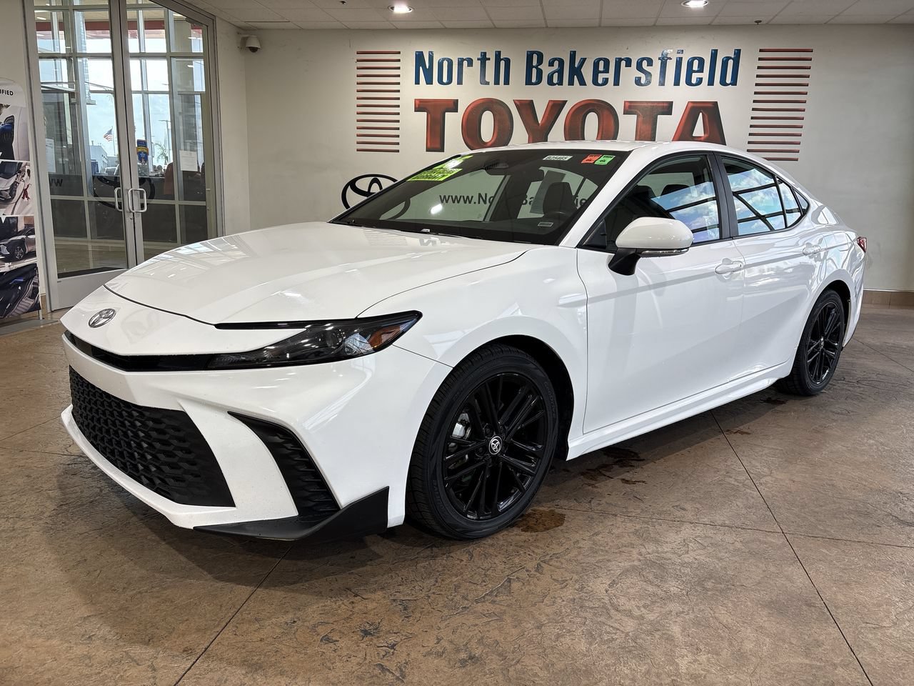 Used 2025 Toyota Camry SE FWD image 1