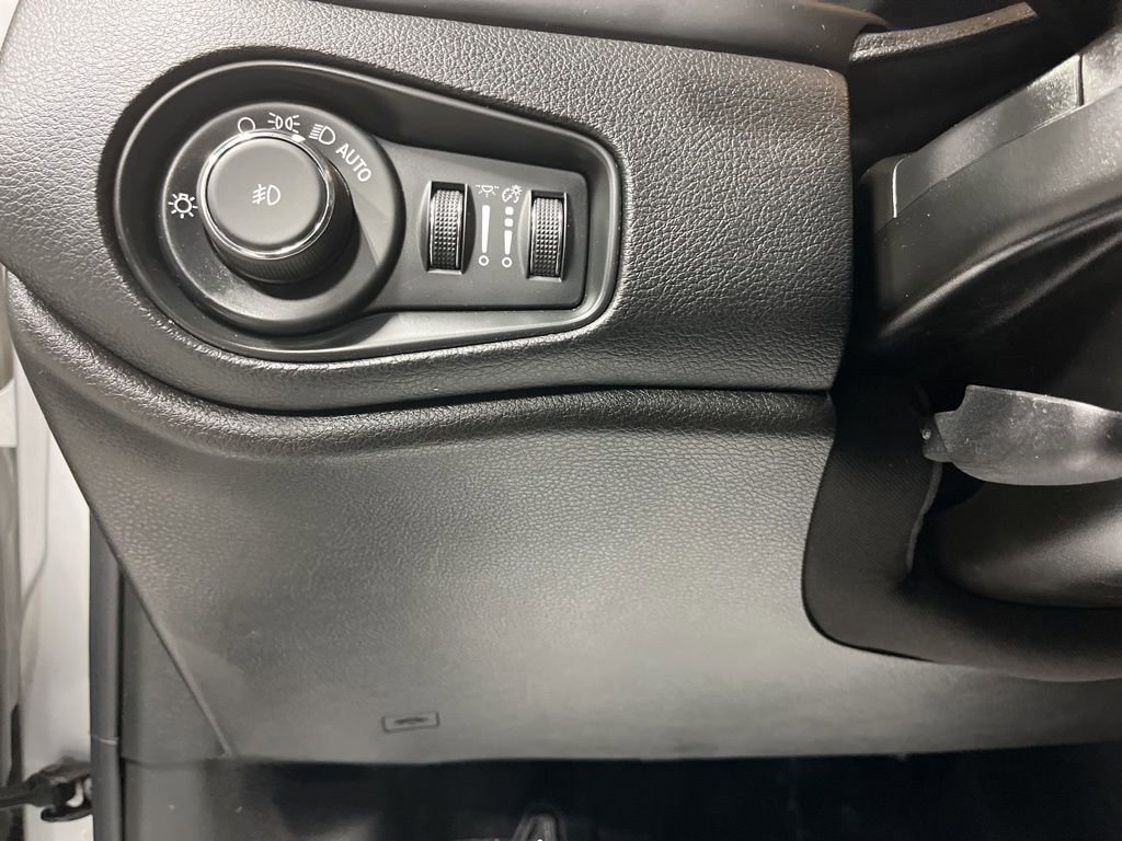 Used 2019 Jeep Renegade Latitude w/ Cold Weather Group image 14