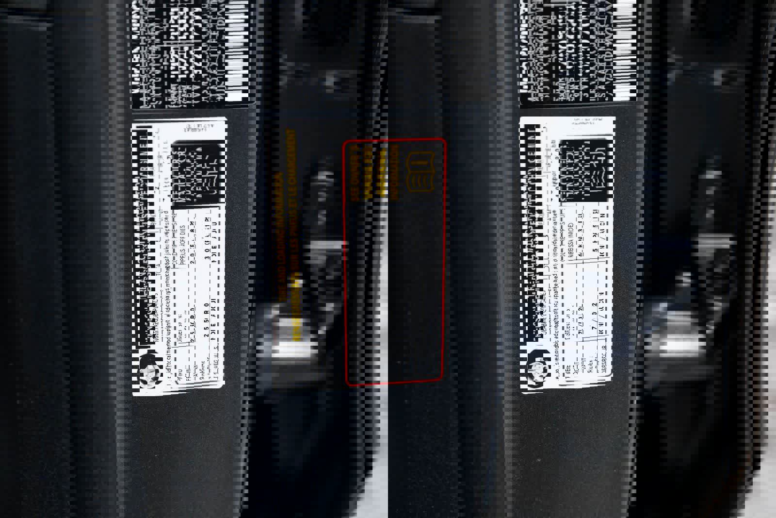 Used 2025 Mercedes-Benz GLE 450e 4MATIC w/ Driver Assistance Package image 30