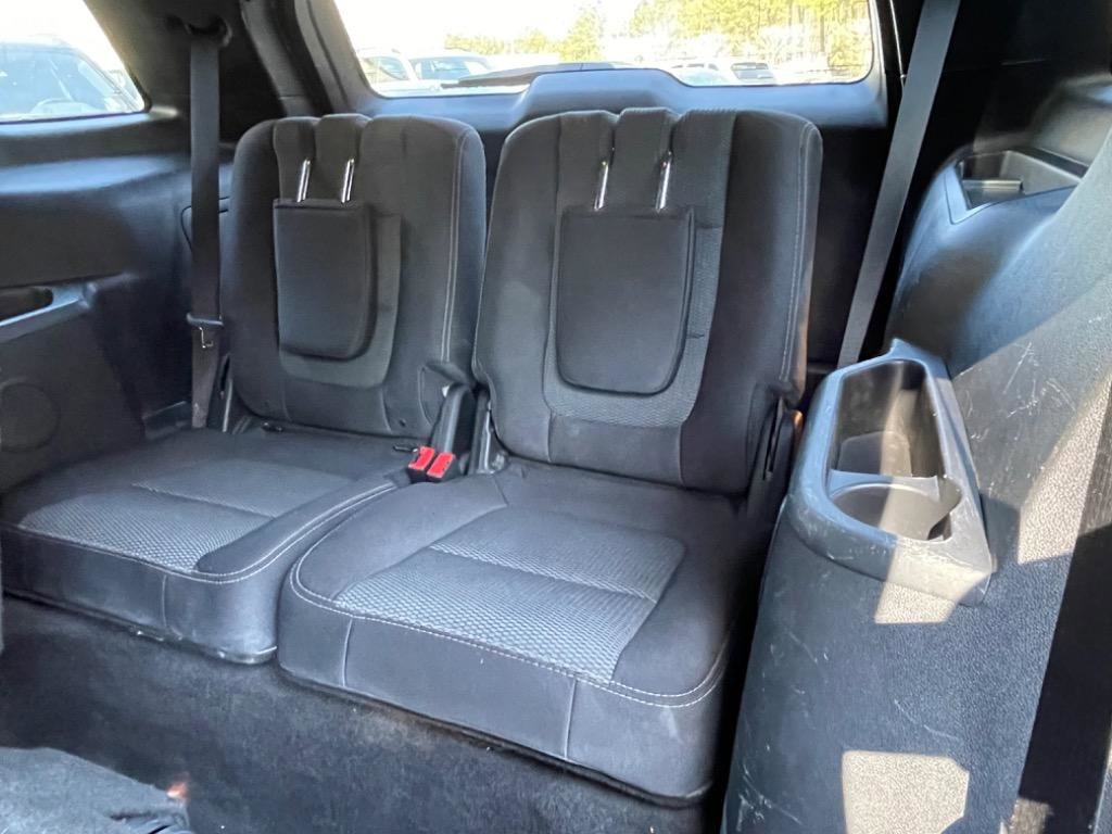 Used 2017 Ford Explorer XLT w/ Equipment Group 201A AWD/4WD image 30