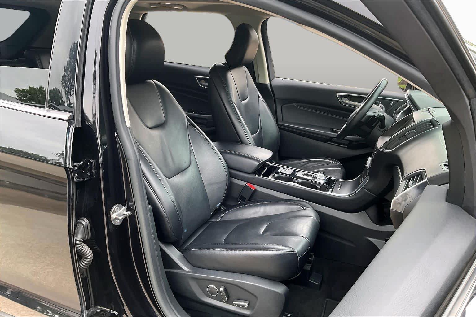 Used 2019 Ford Edge Titanium w/ Cold Weather Package AWD/4WD image 9