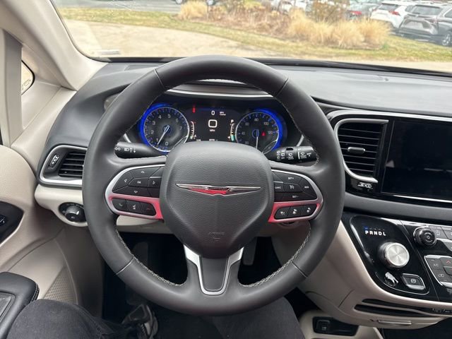 Used 2023 Chrysler Pacifica Touring-L image 14